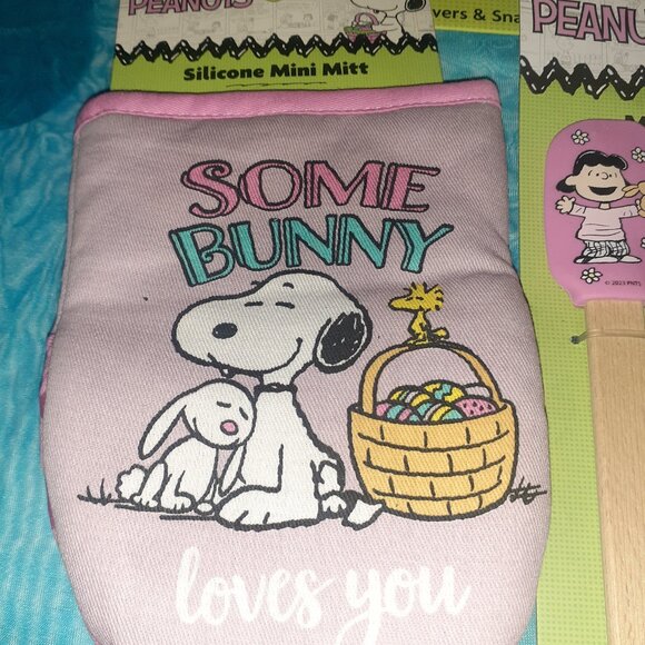 PEANUTS SNOOPY EASTER SET-SILICONE MITT~SPATULAS~COOKIE CUTTER~DISH~SNACK BAGS - Picture 2 of 6